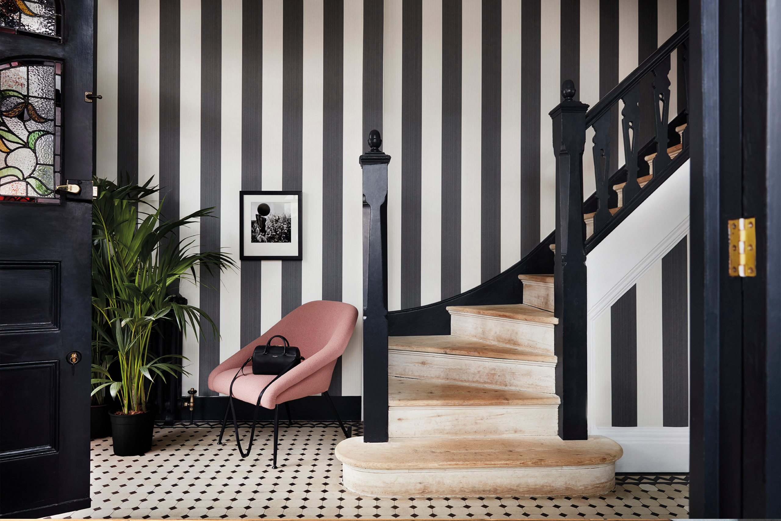 Individueller Flur mit Statement-Tapete und Design-Treppe – Raumgestaltung René Plüss Leipzig Eleganter Eingangsbereich mit gestreifter Tapete und Designtreppe – Maßgeschneiderte Lösungen für jedes Raumkonzept von Raumgestaltung René Plüss aus Leipzig